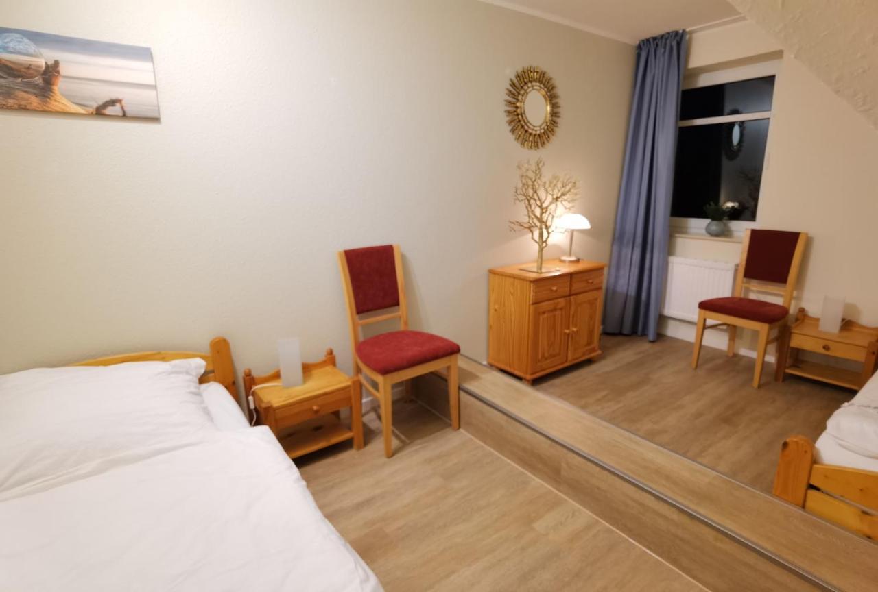 Schaake Hooksiel - Charmante Reetdachwohnung & Kostenfreier Parkplatz Экстерьер фото